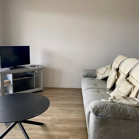 T2 Avec Terrasse Et Parking, - Fr-1-495-74 *